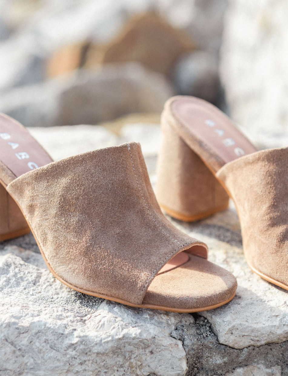 Mules tacón 7 cm marrón ante