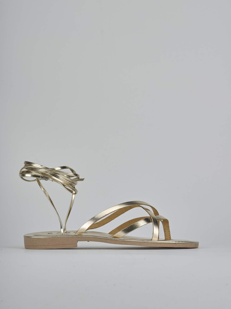 Sandalias de tacón bajo tacón 1 cm oro laminado