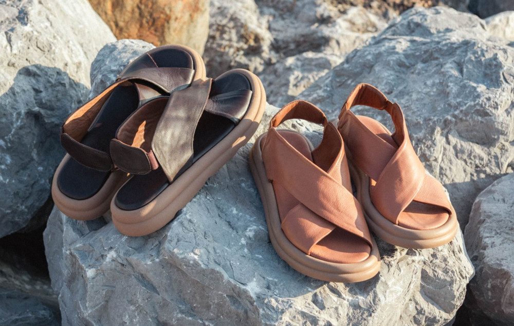 Sandalias de tacón bajo tacón 3 cm marrón oscuro cuero