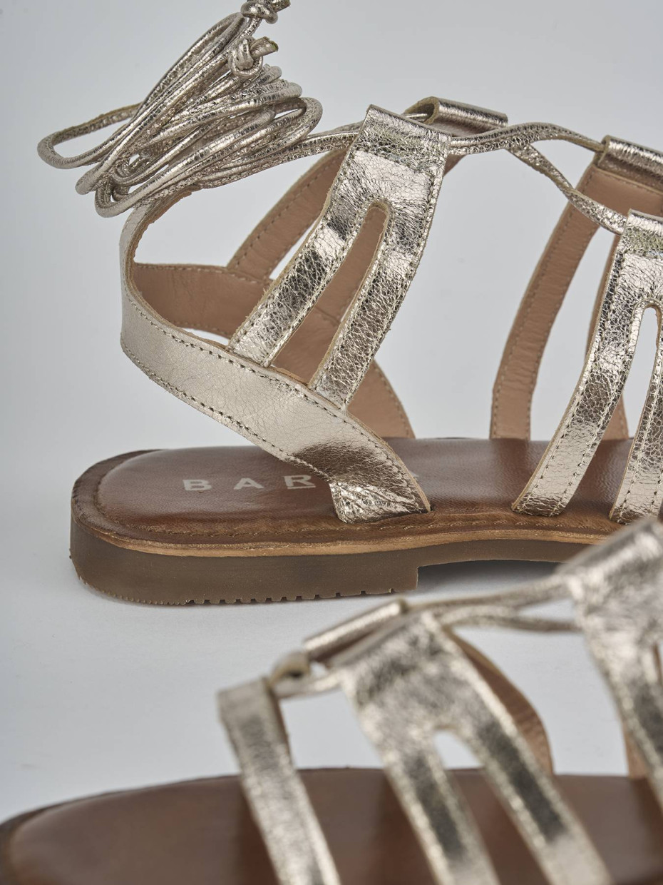 Sandalias de tacón bajo tacón 1 cm oro cuero