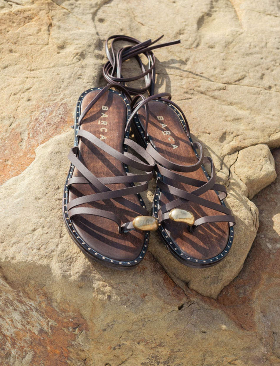 Sandalias de tacón bajo tacón 1 cm marrón oscuro cuero