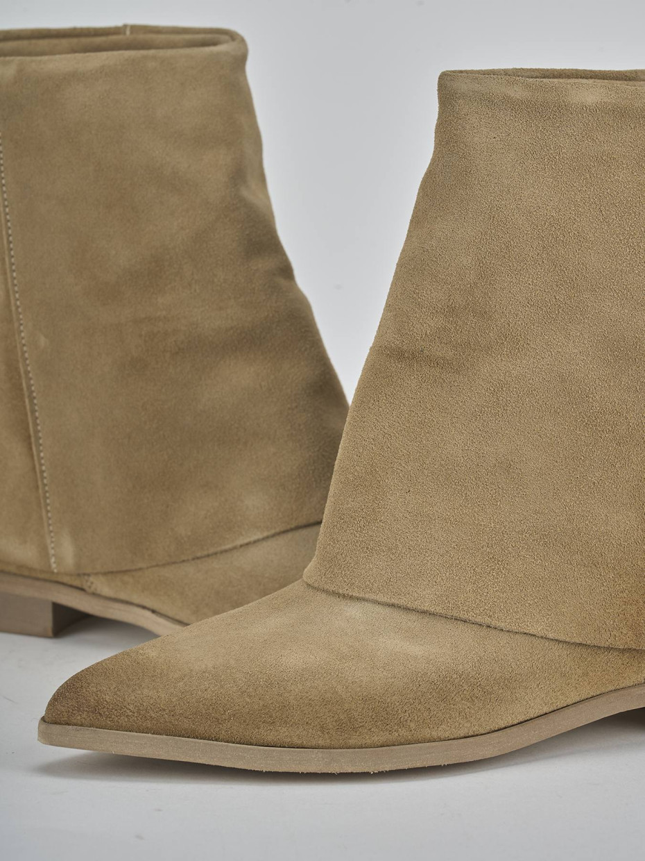 Botines de tacón bajo tacón 1 cm marrón ante