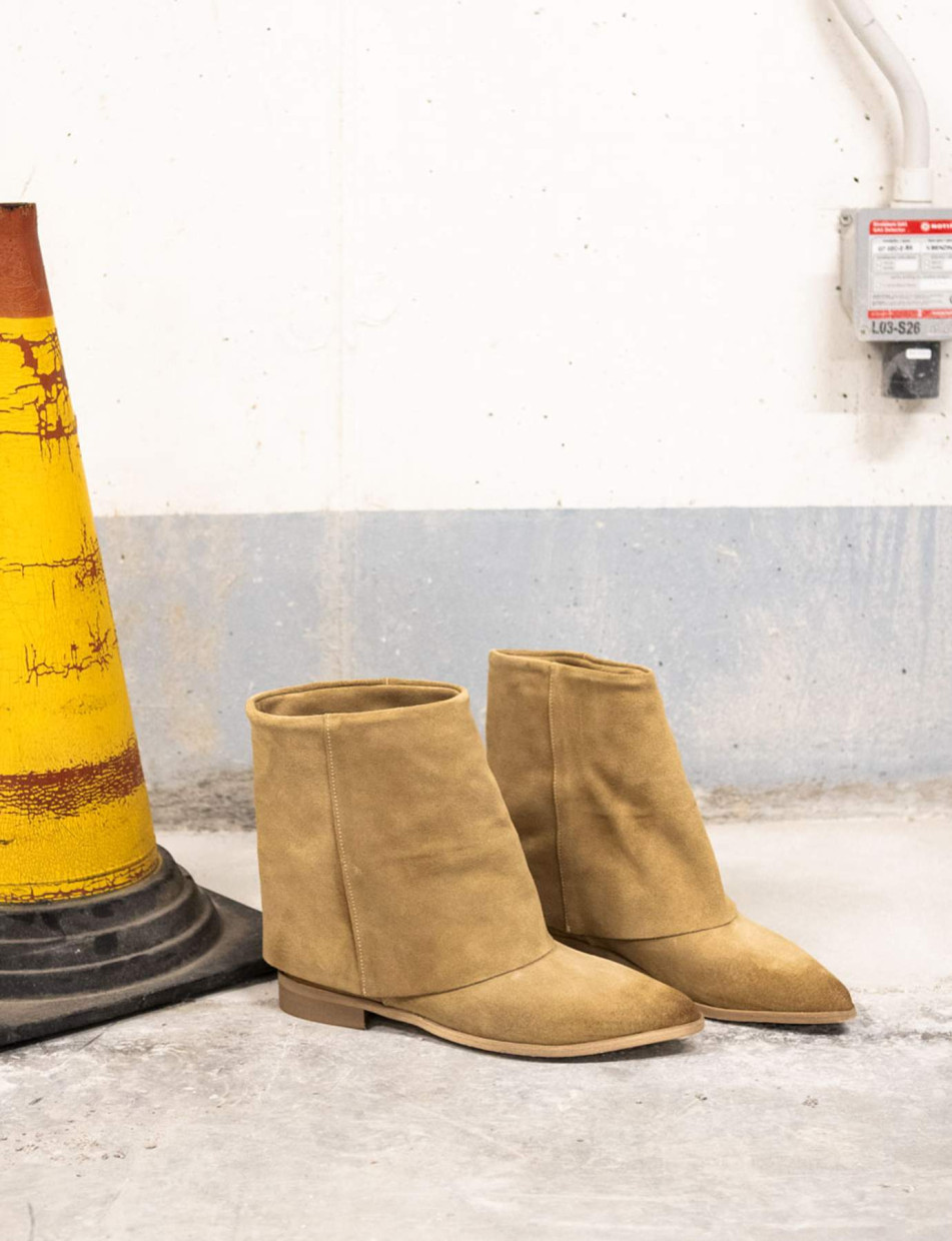 Botines de tacón bajo tacón 1 cm marrón ante