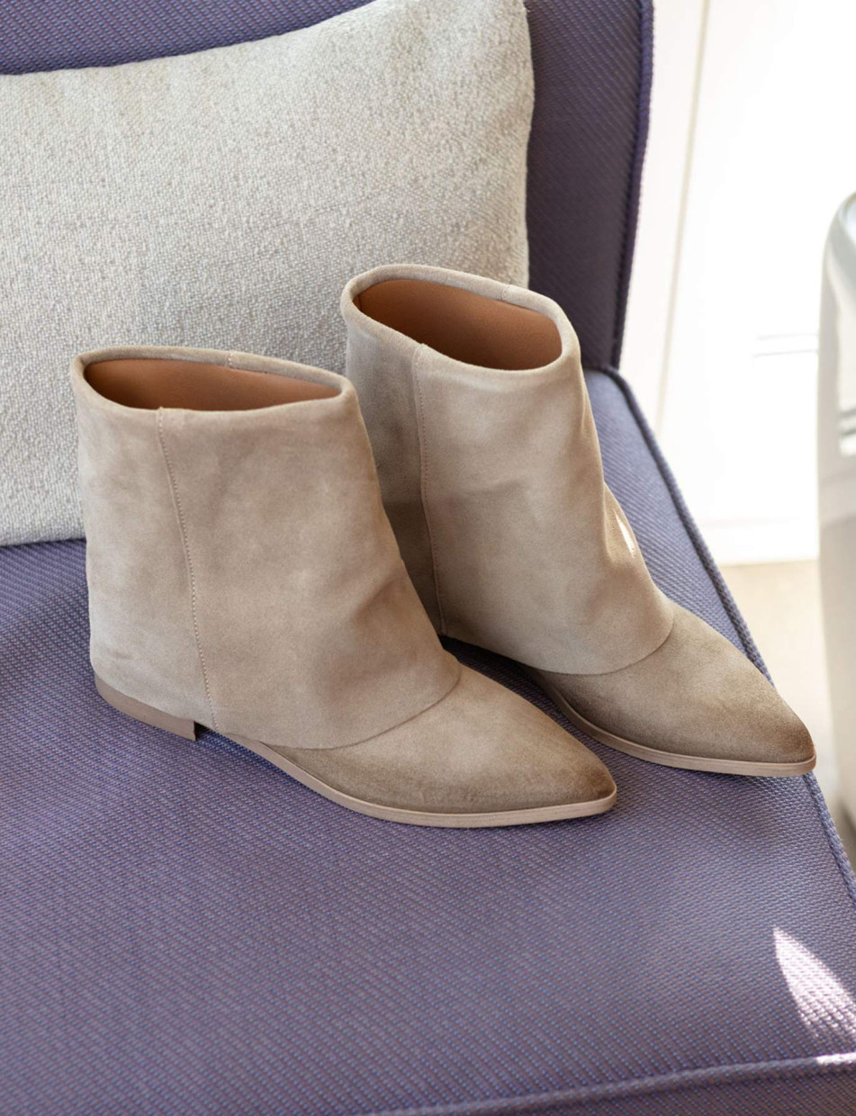 Botines de tacón bajo tacón 1 cm beis ante