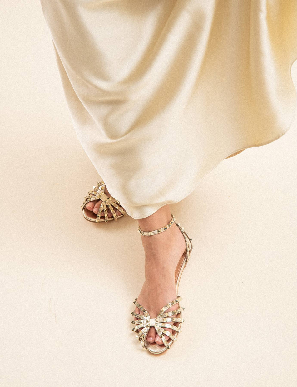 Sandalias de tacón bajo tacón 1 cm oro ante sostenible