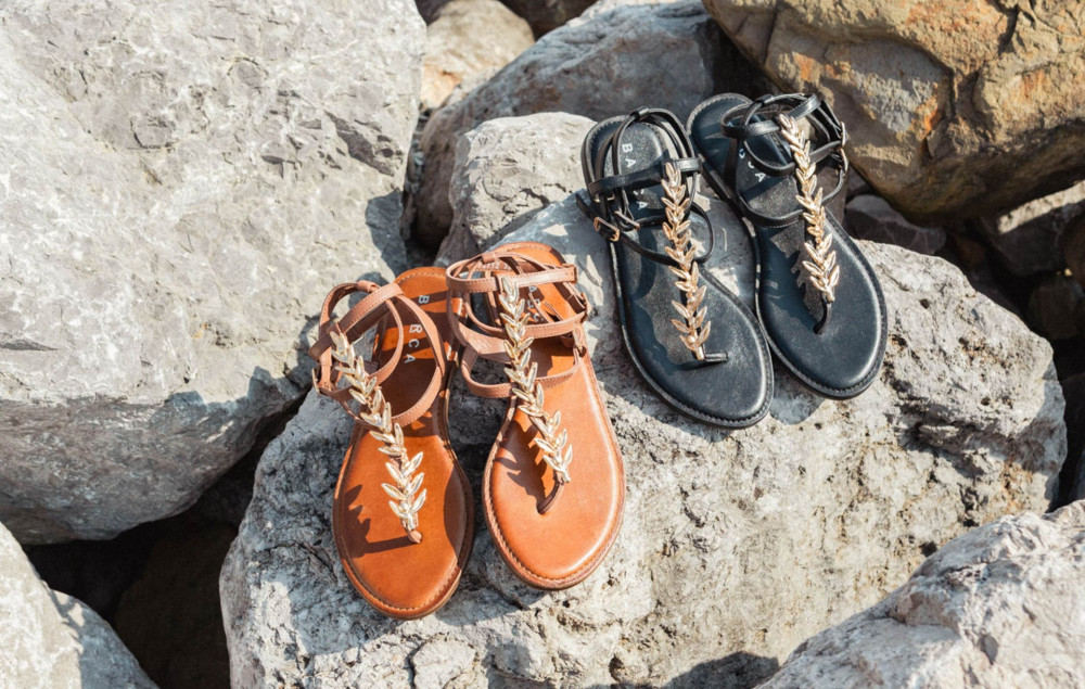Sandalias de tacón bajo tacón 1 cm negro cuero