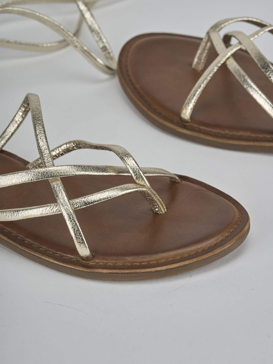 Sandalias de tacón bajo tacón 1 cm oro cuero