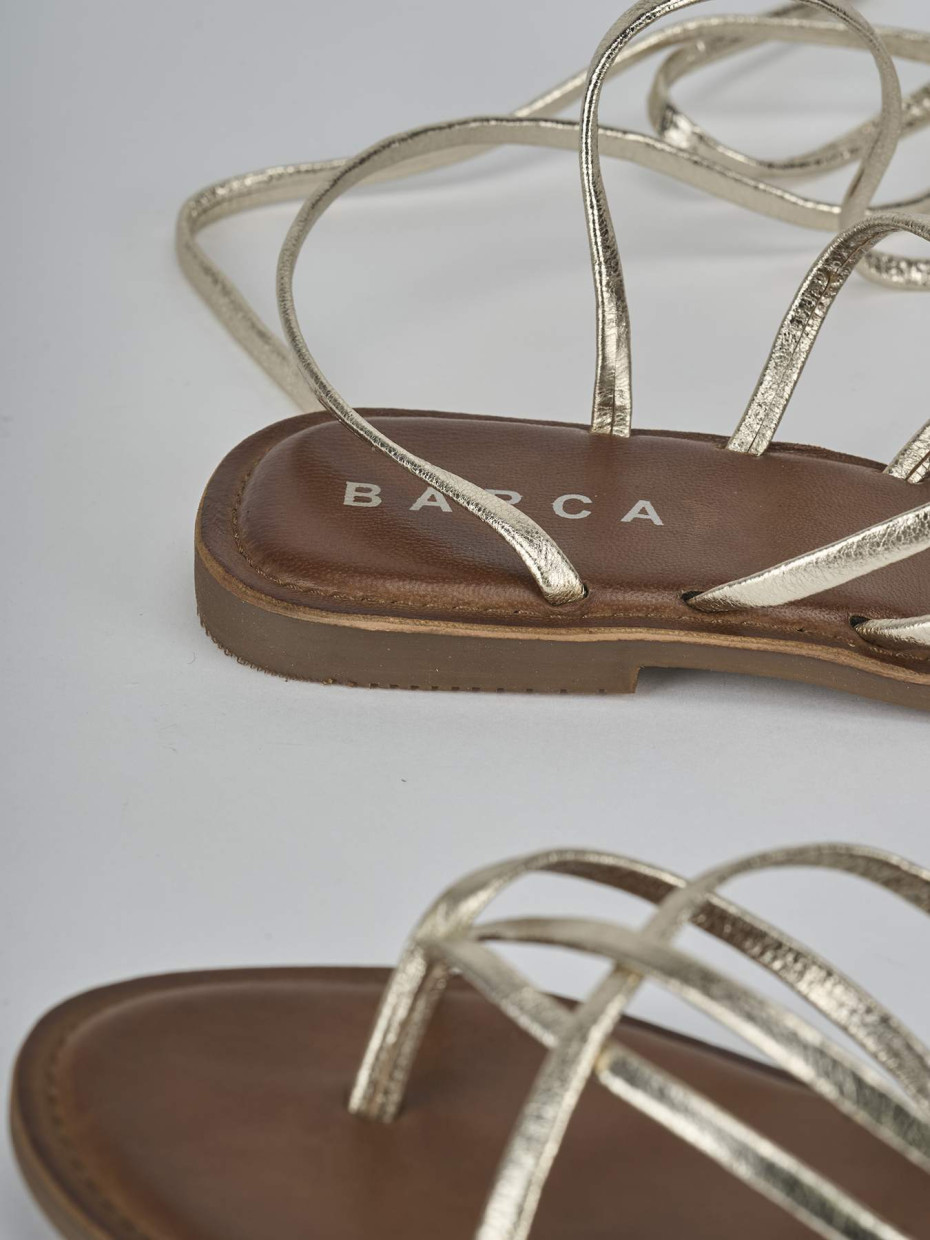 Sandalias de tacón bajo tacón 1 cm oro cuero