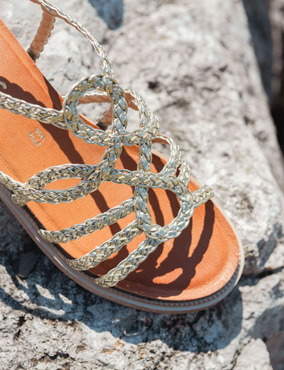 Sandalias de tacón bajo tacón 2 cm oro cuero