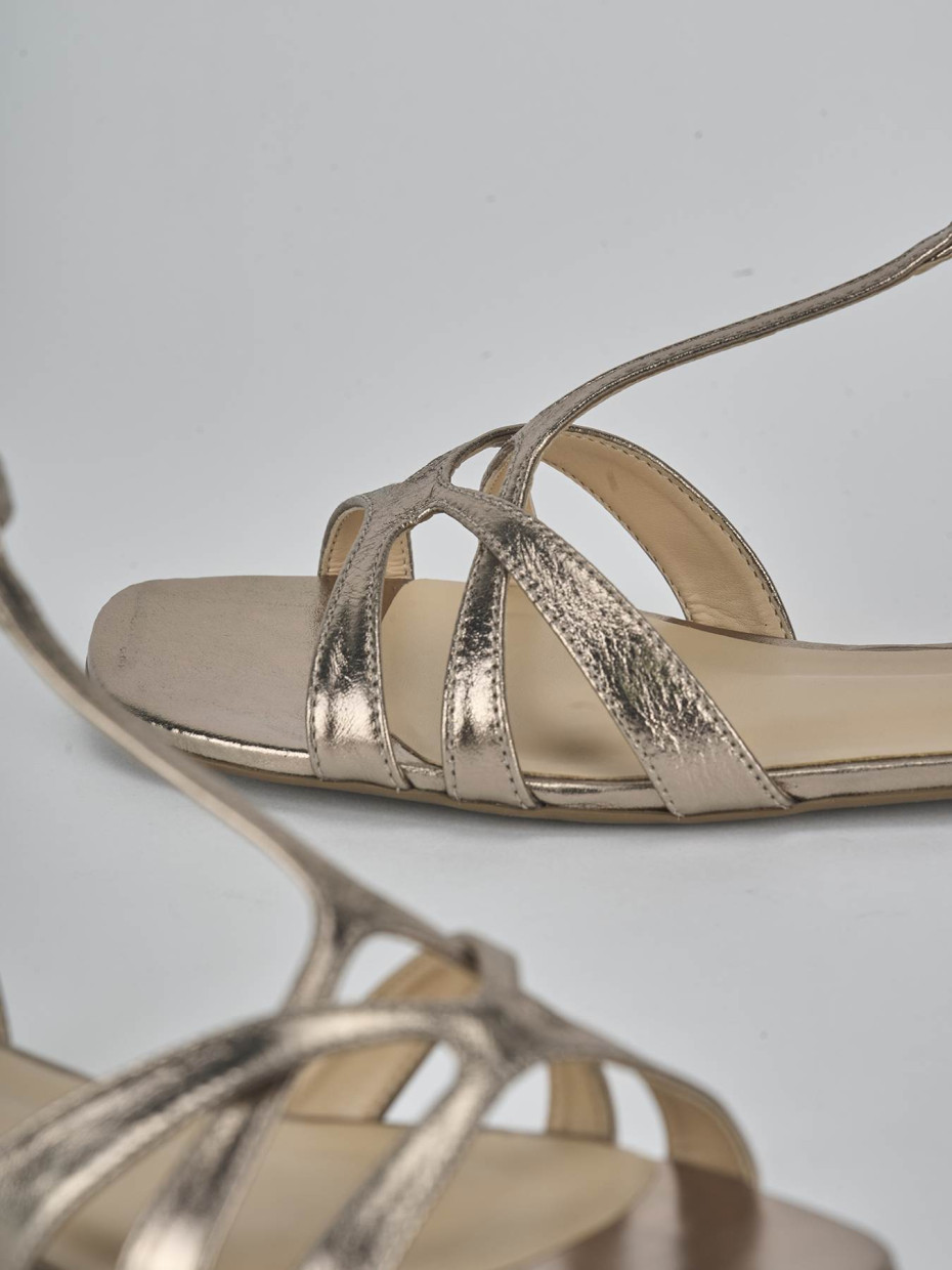 Sandalias de tacón bajo tacón 1 cm plata laminado