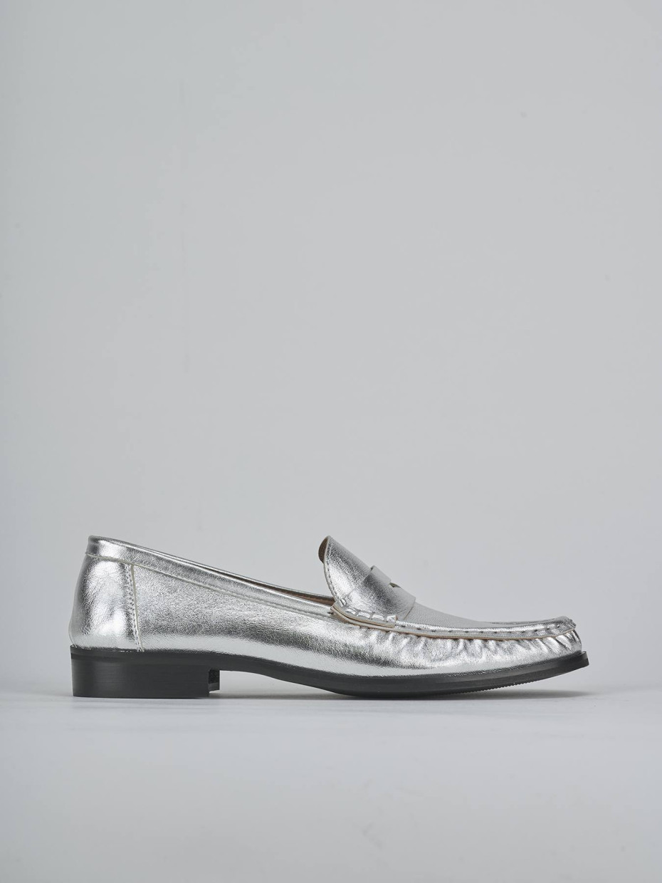 Mocasines tacón 1 cm plata laminado