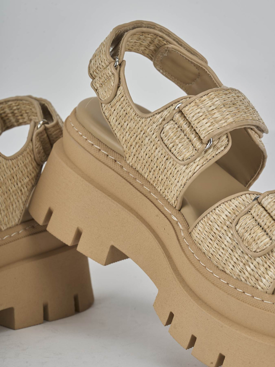 Sandalias de tacón bajo tacón 1 cm beis cuero