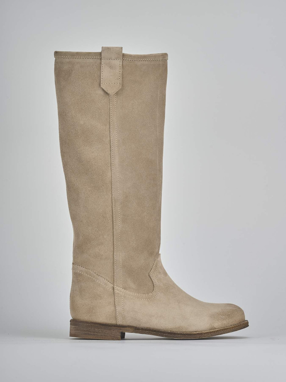Botas de tacón bajo tacón 1 cm beis ante