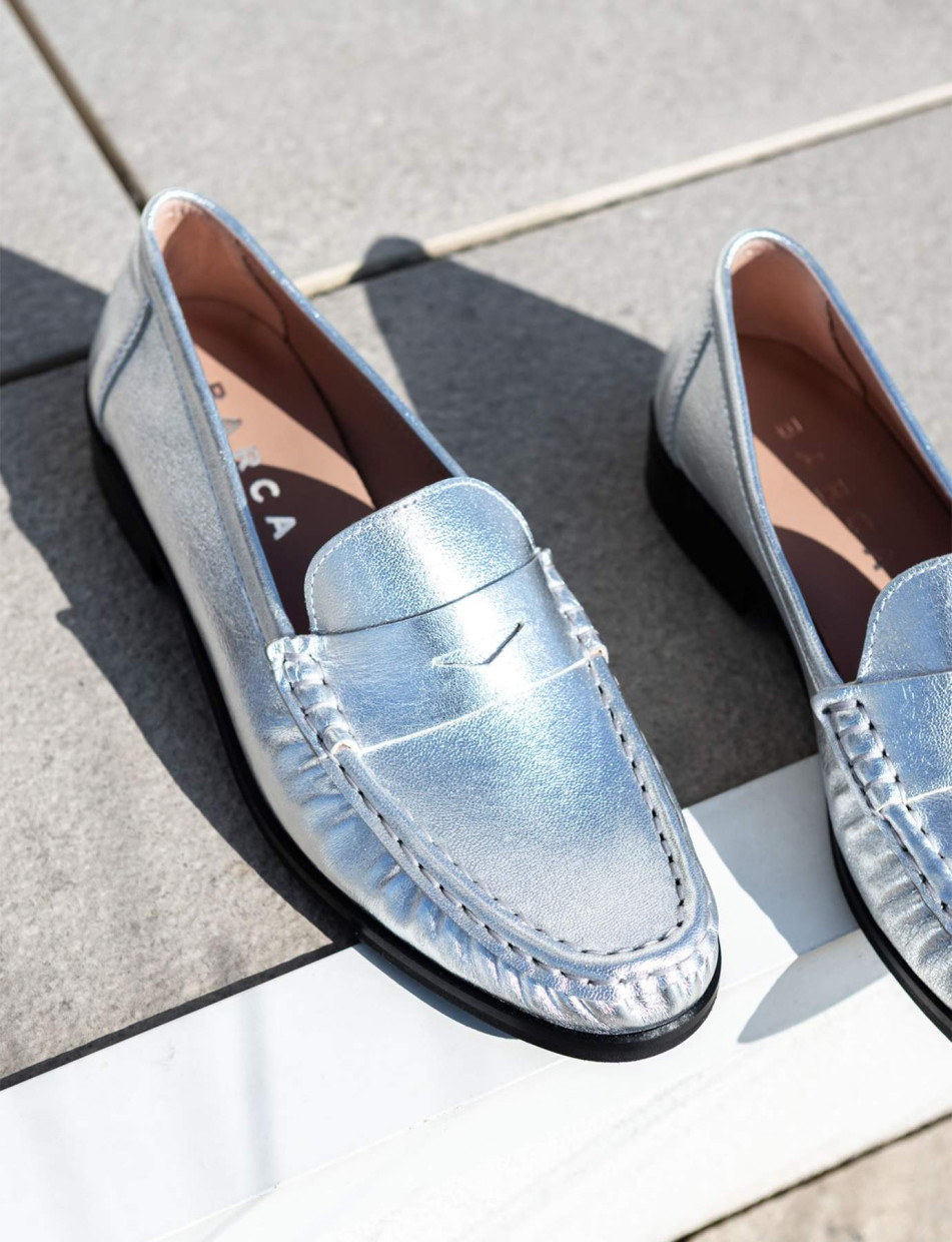 Mocasines tacón 1 cm plata laminado
