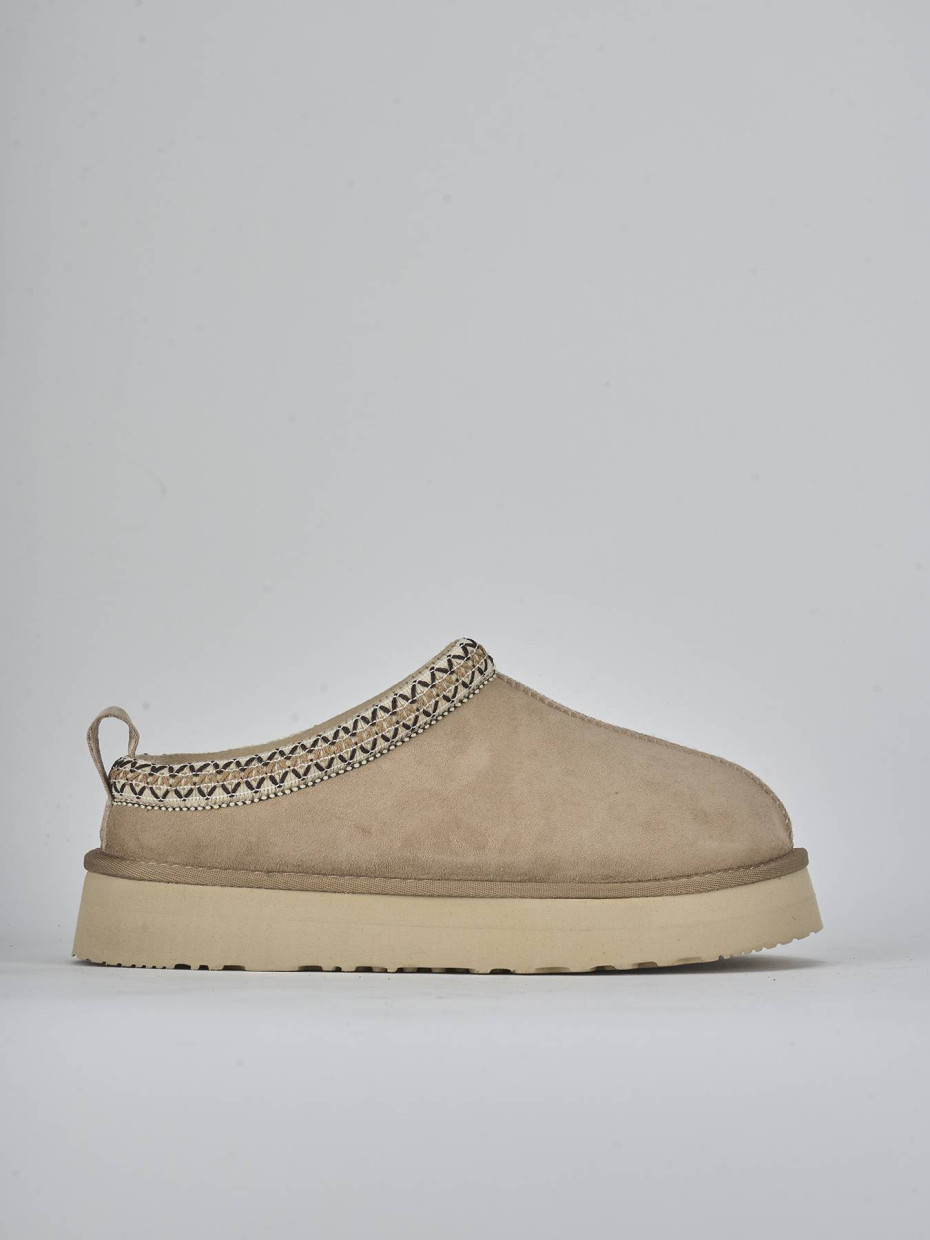 Botines de tacón bajo beis ante