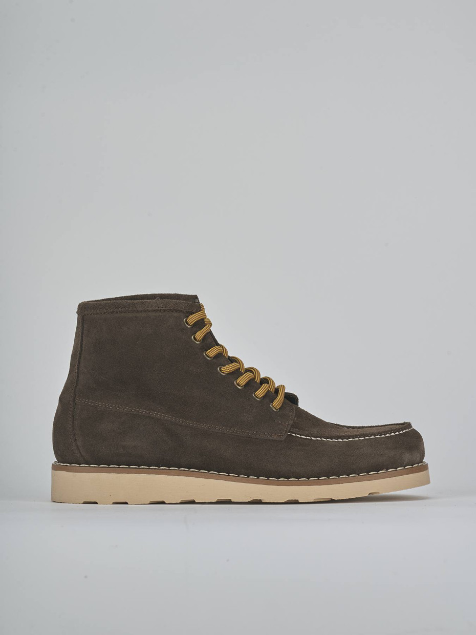 Botas militares marrón oscuro ante