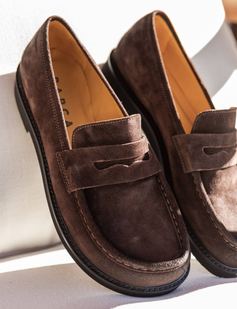 Mocasines tacón 3 cm marrón oscuro ante