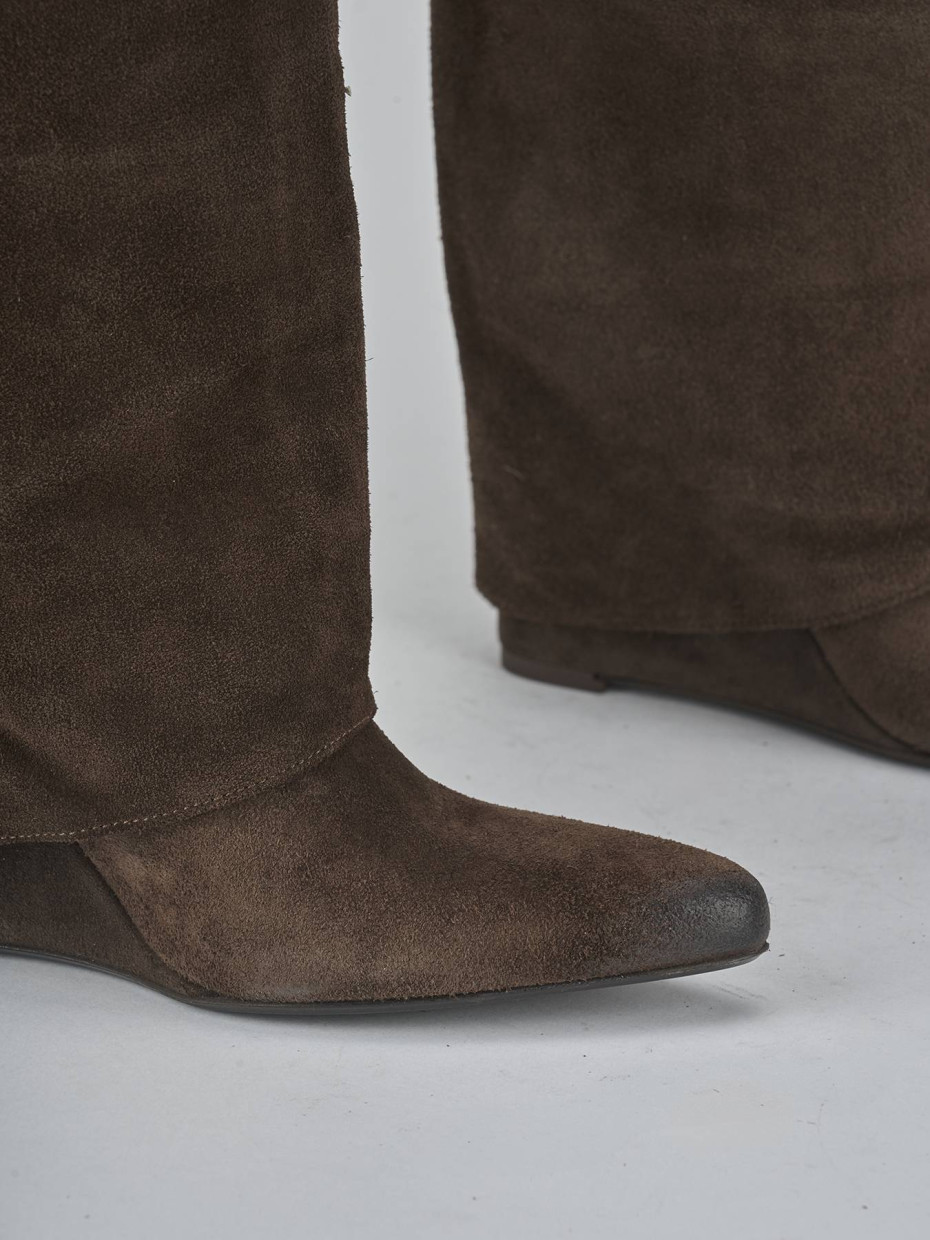 High heel boots heel 9 cm dark brown suede