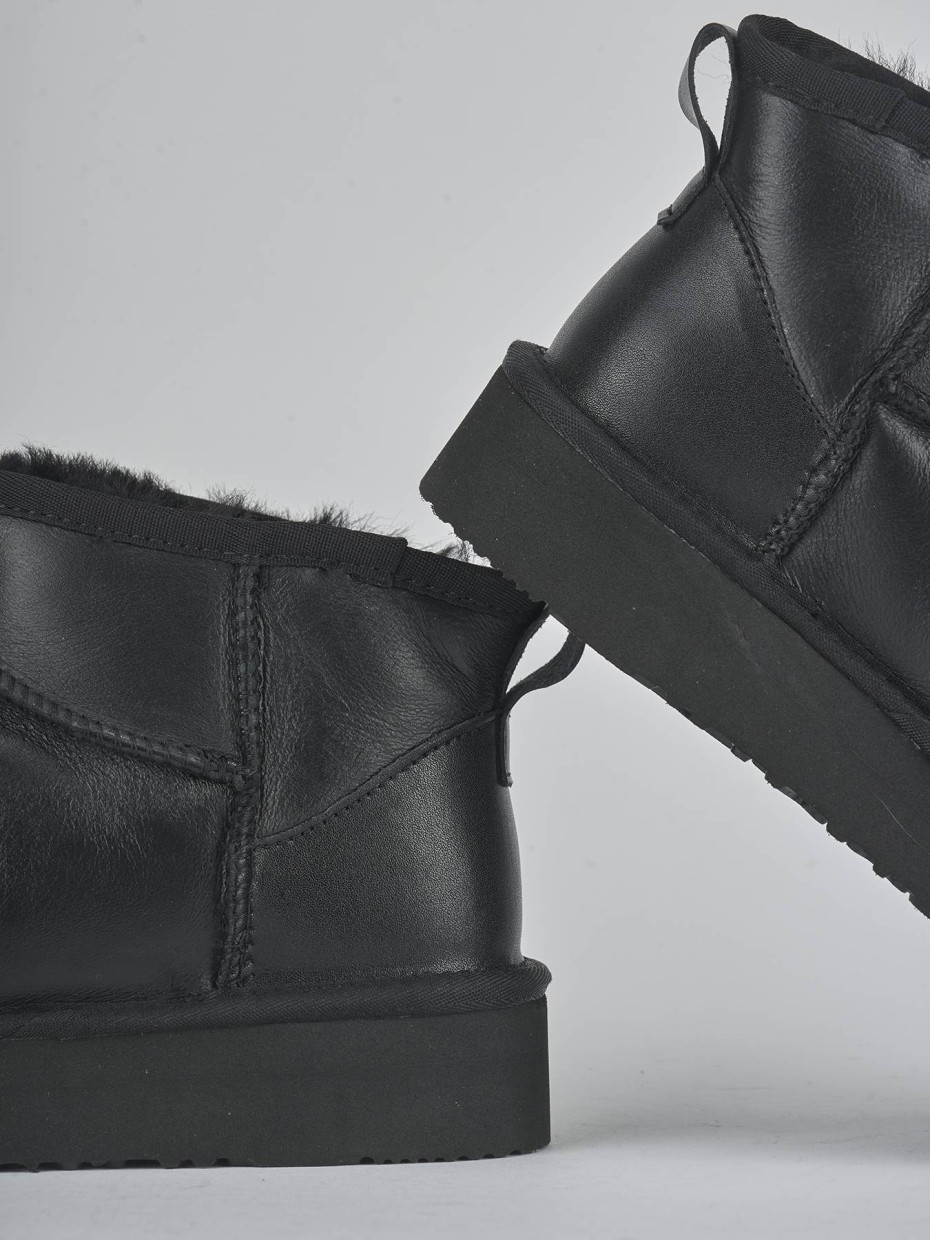 Low heel ankle boots black leather
