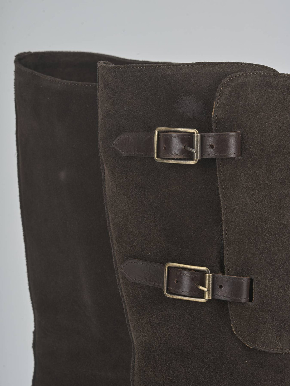 Botas de tacón bajo tacón 3 cm marrón oscuro ante