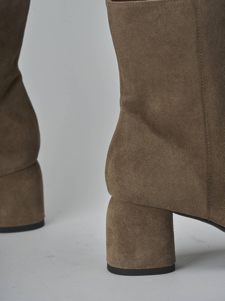 Botines de tacón alto tacón 6 cm beis ante