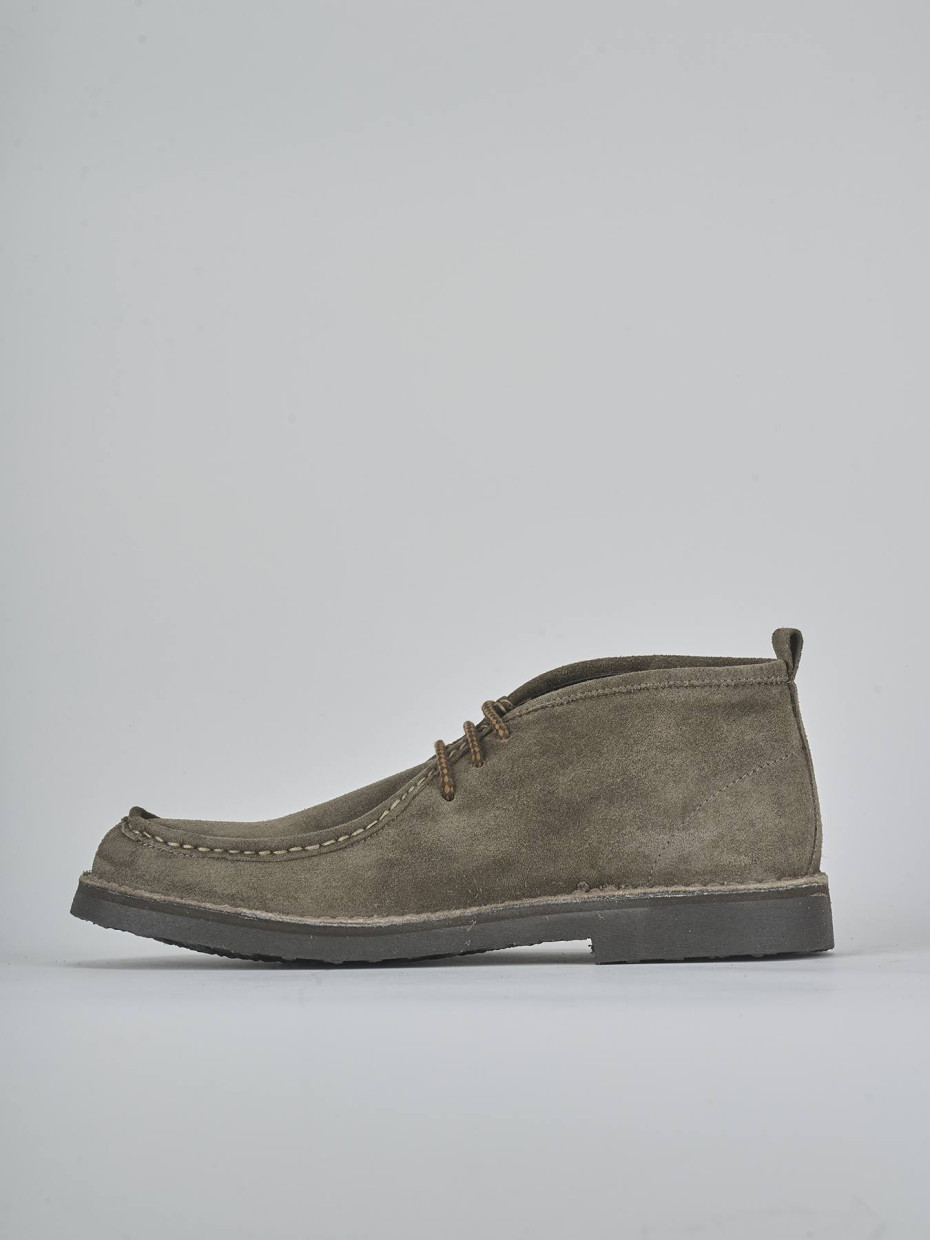 Botas militares marrón oscuro ante