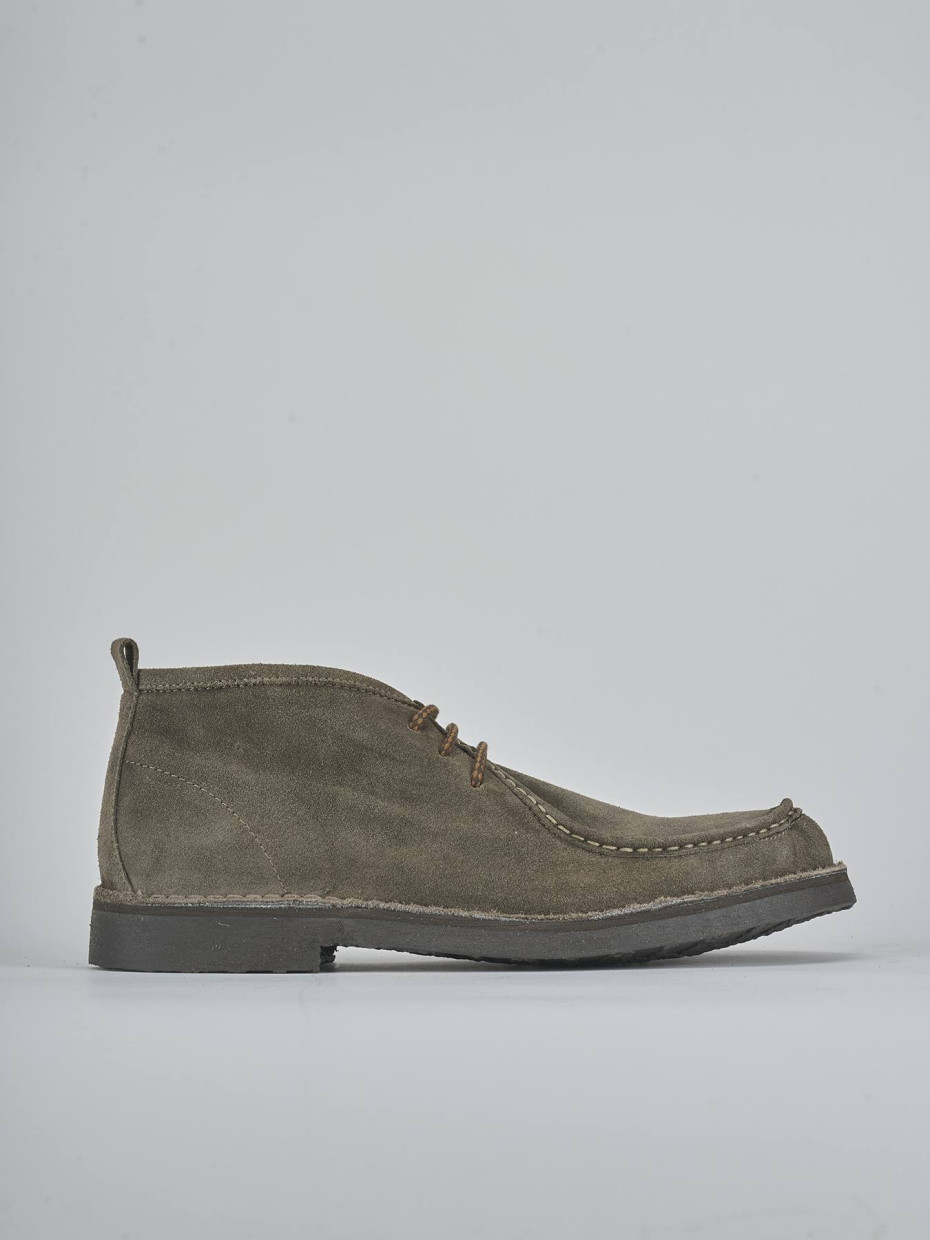 Botas militares marrón oscuro ante