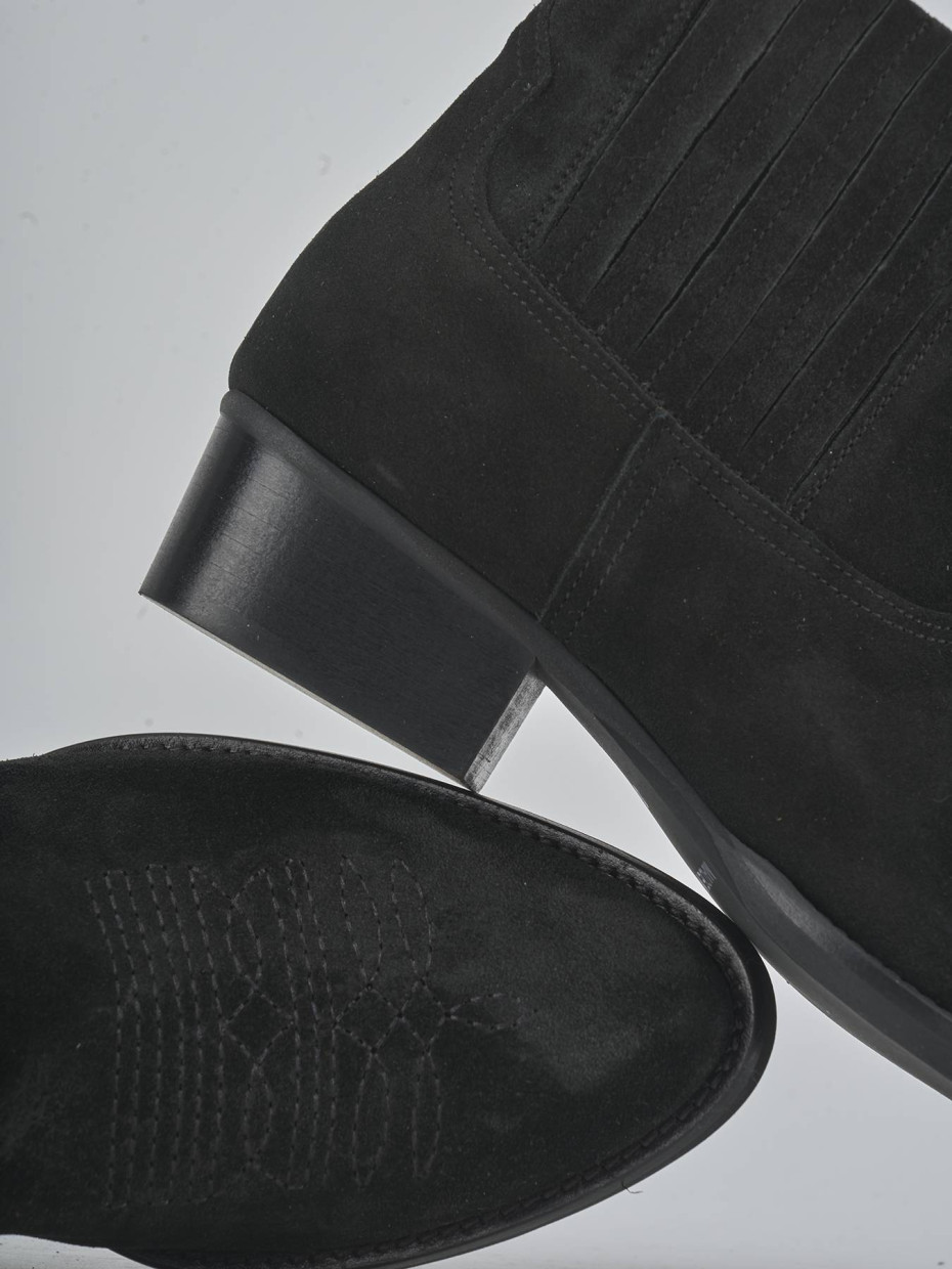 Low heel ankle boots heel 3 cm black suede