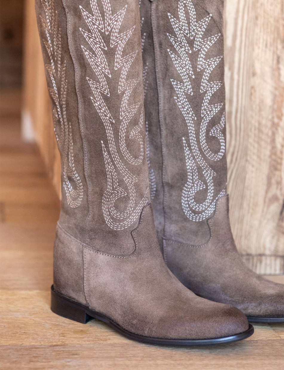Botas de tacón bajo tacón 2 cm beis ante
