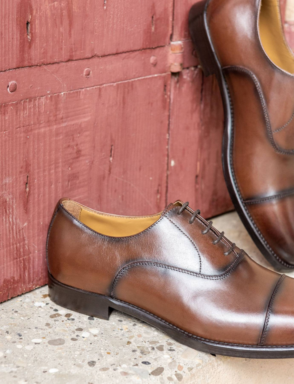 Stringate pelle marrone