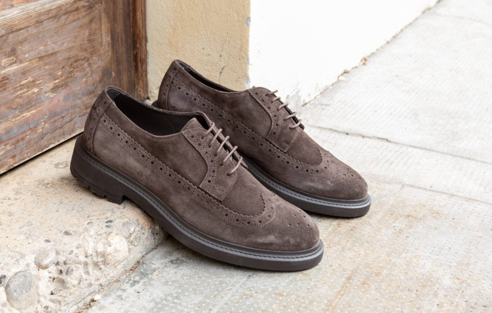 Lace-up shoes dark brown suede