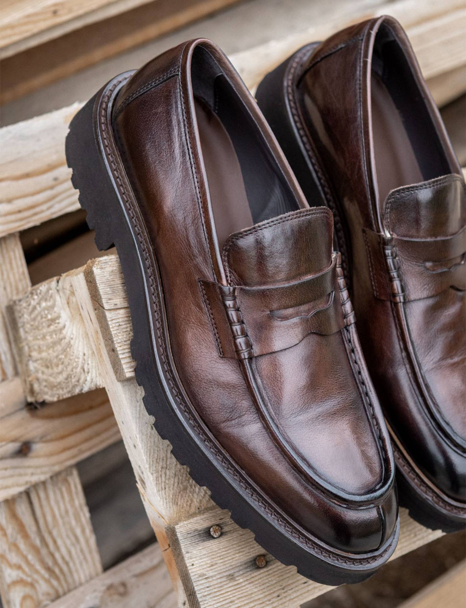 Mocasines marrón oscuro cuero