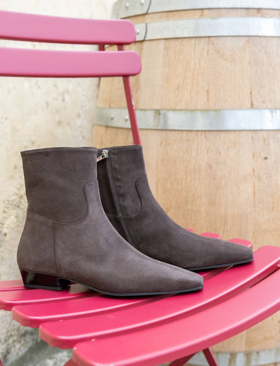 Botines de tacón bajo tacón 3 cm marrón oscuro ante