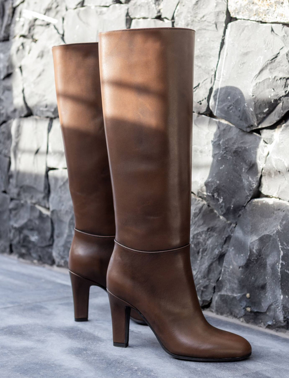Botas de tacón alto tacón 9 cm marrón oscuro cuero