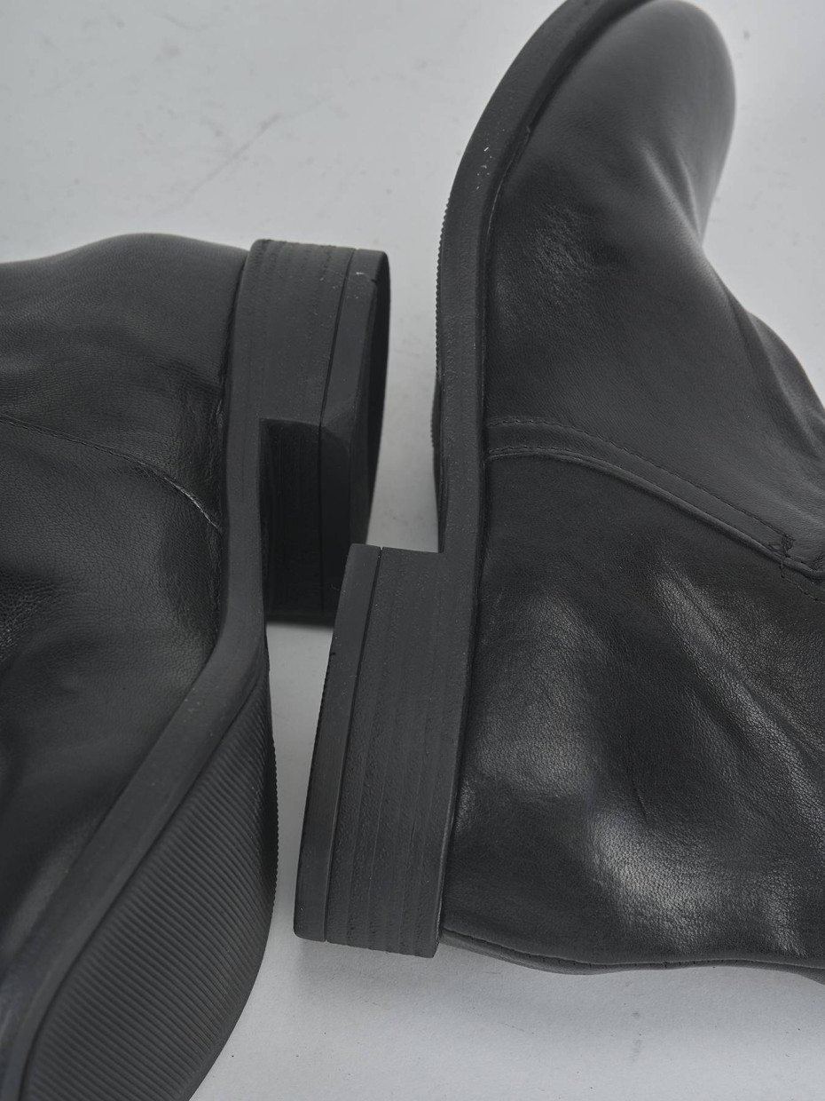 Stivaletti tacco 2cm pelle nero