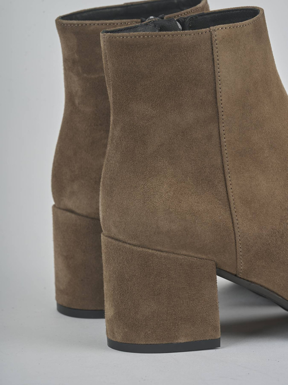 Botines de tacón alto tacón 5 cm beis ante