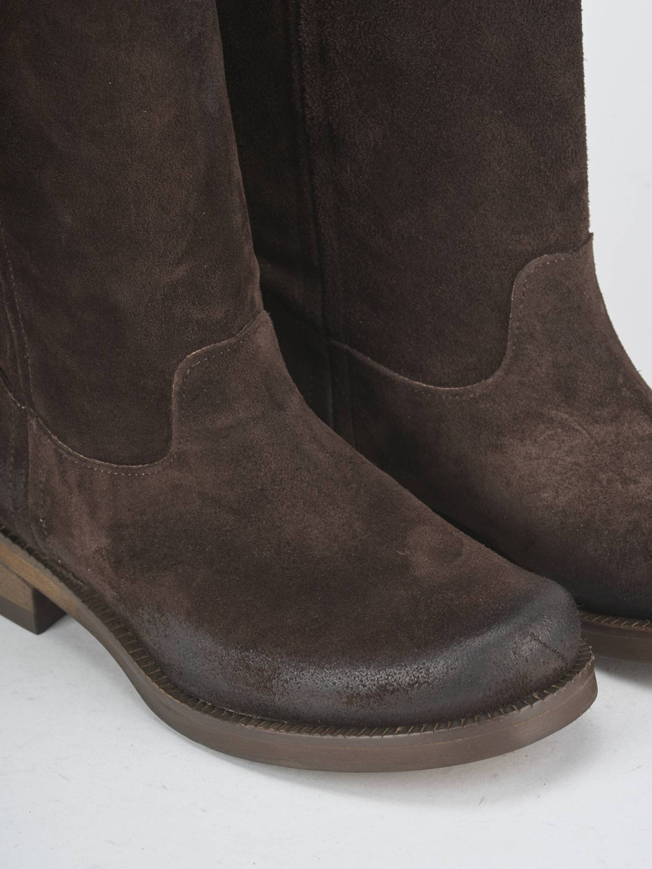 Botas de tacón bajo tacón 3 cm marrón oscuro ante