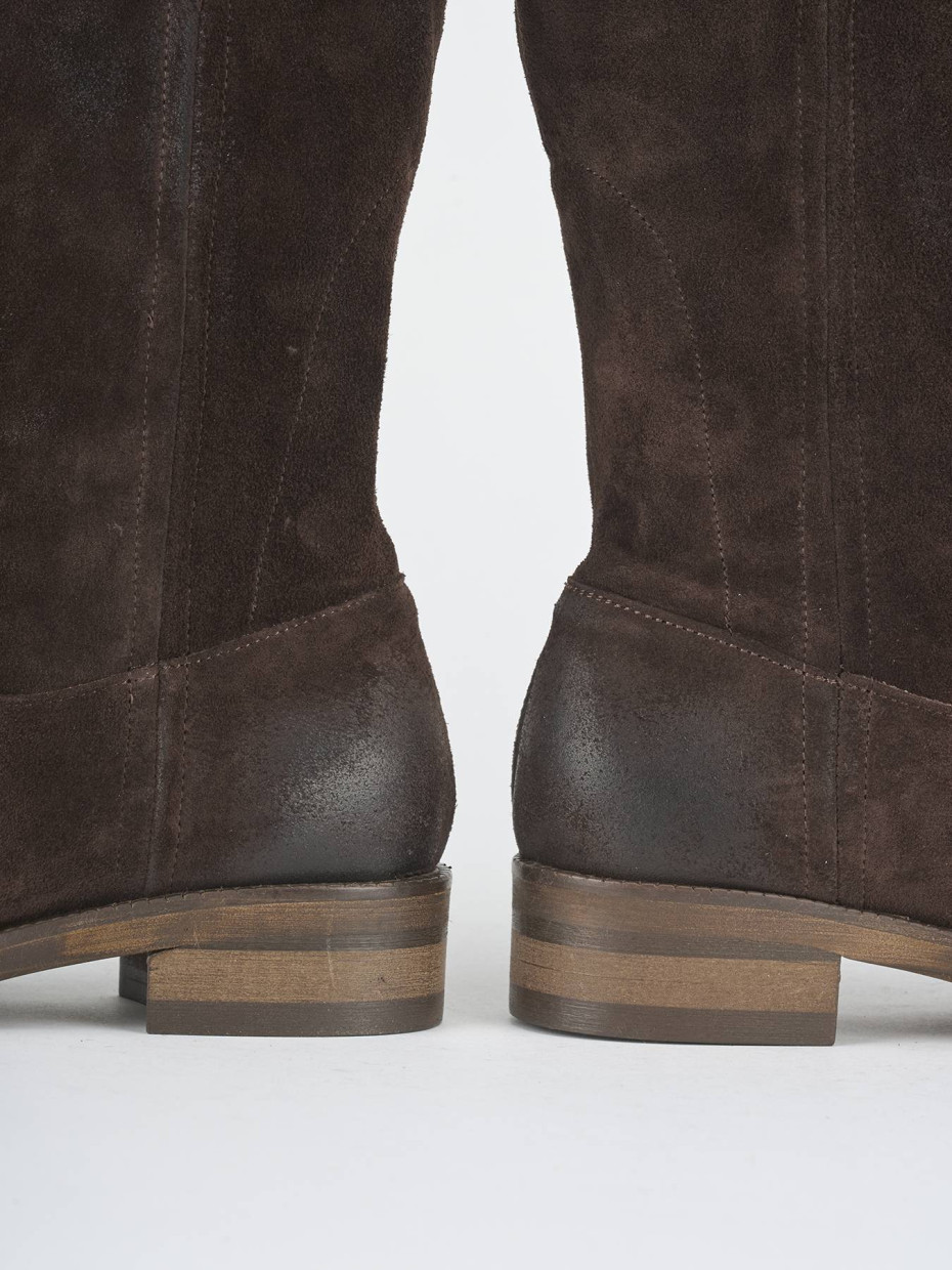 Botas de tacón bajo tacón 3 cm marrón oscuro ante