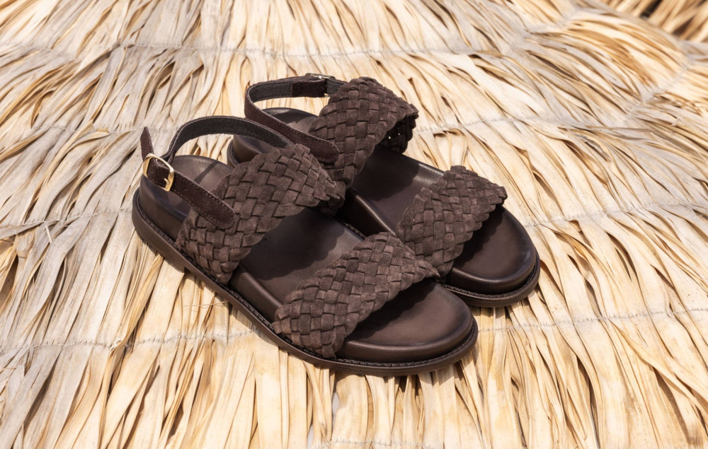 Sandalias de tacón bajo tacón 1 cm marrón oscuro ante