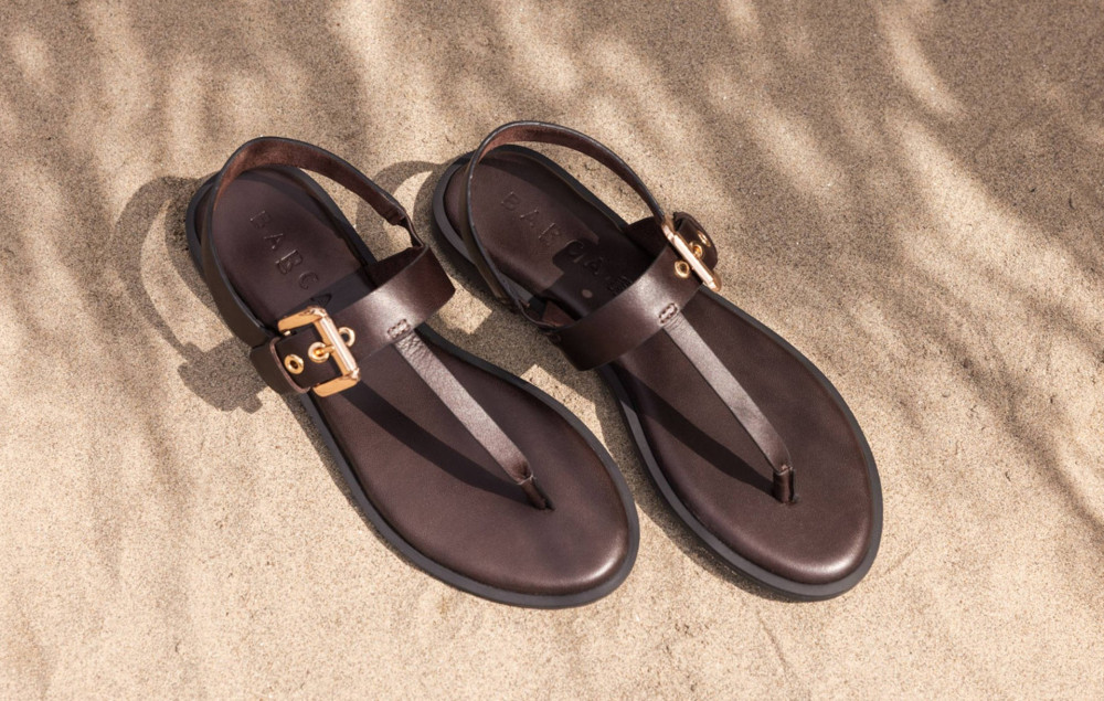 Sandalias de tacón bajo tacón 1 cm marrón oscuro cuero
