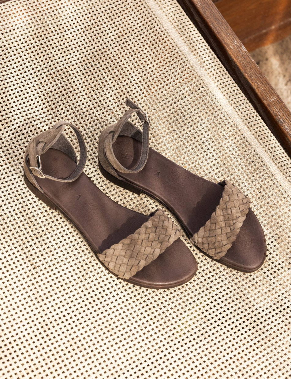 Sandalias de tacón bajo tacón 1 cm beis ante