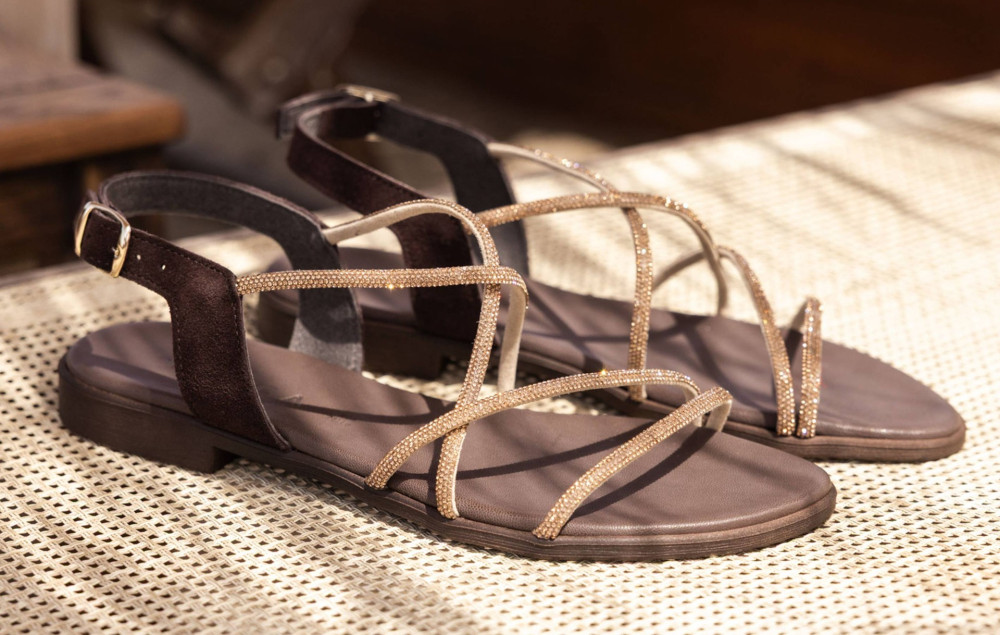 Sandalias de tacón bajo tacón 1 cm marrón oscuro ante