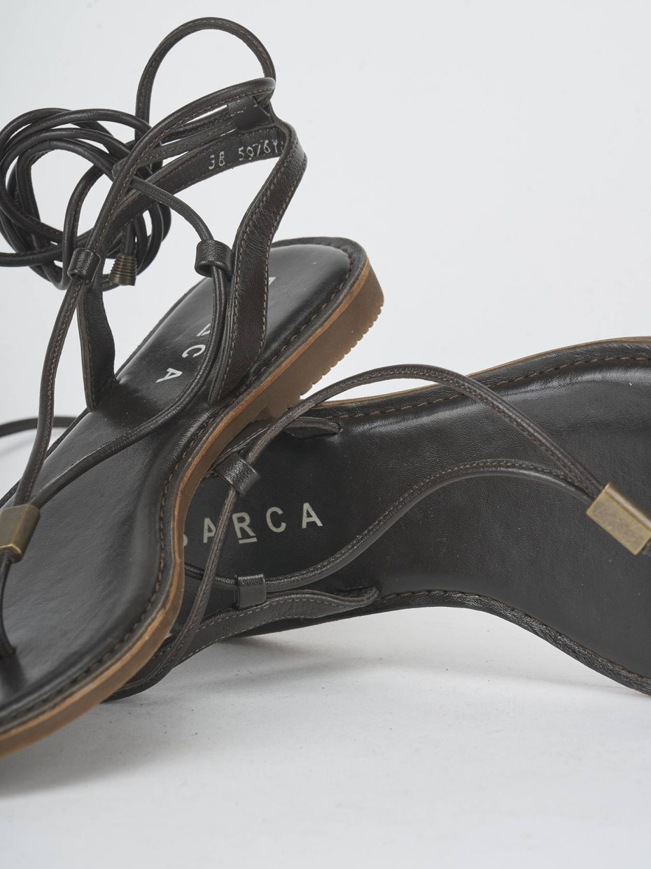Sandalias de tacón bajo tacón 1 cm marrón oscuro cuero
