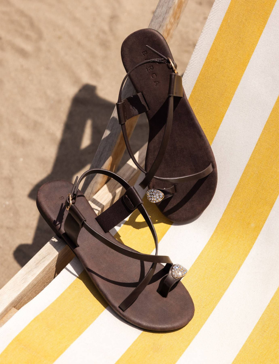 Sandalias de tacón bajo tacón 1 cm marrón oscuro cuero