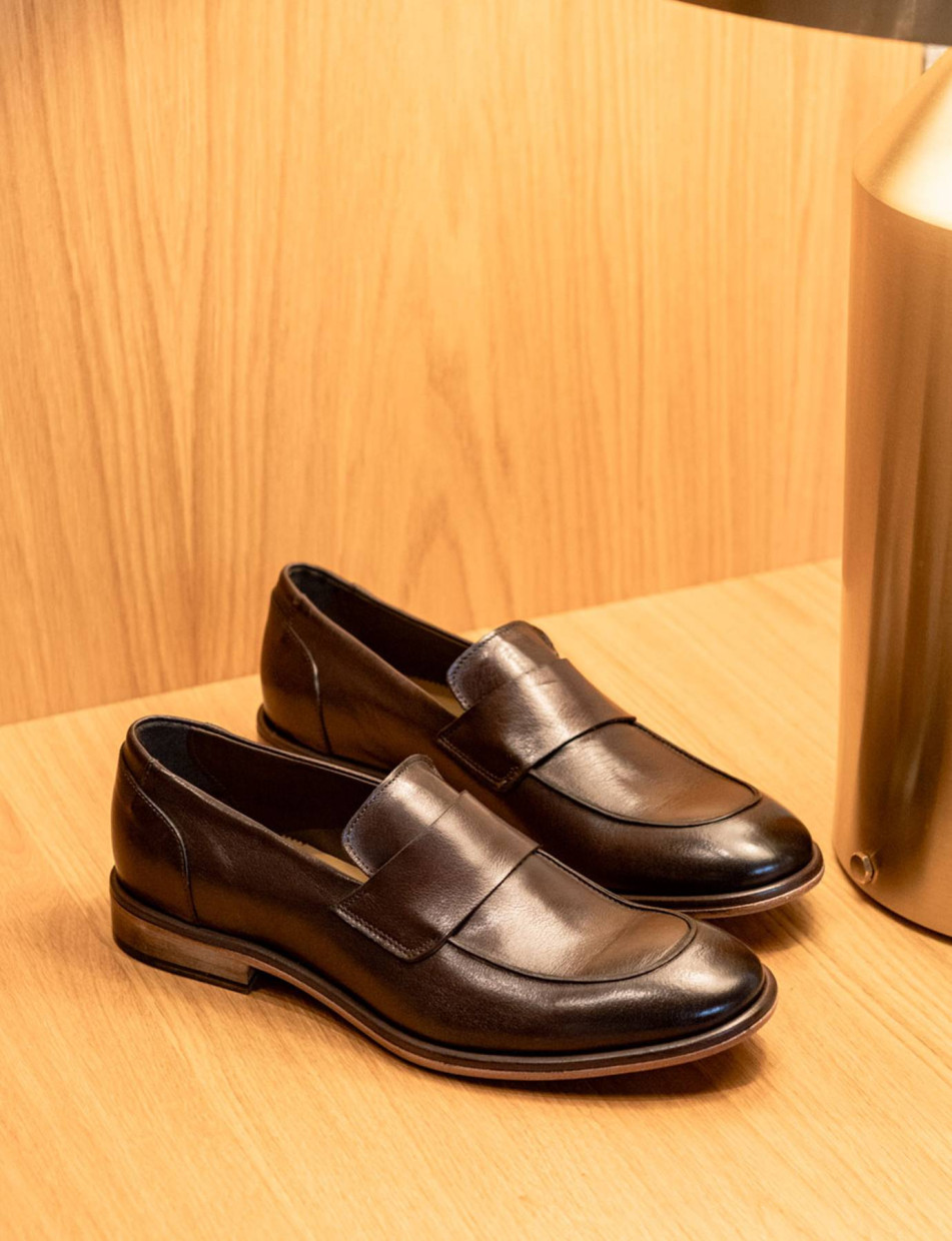 Loafers dark brown leather