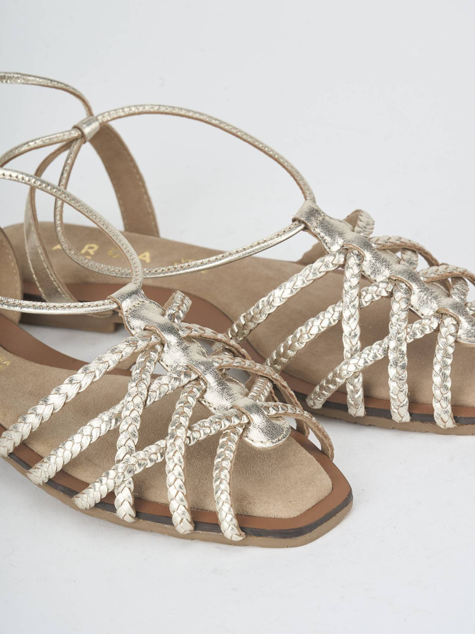 Sandalias de tacón bajo tacón 1 cm oro laminado
