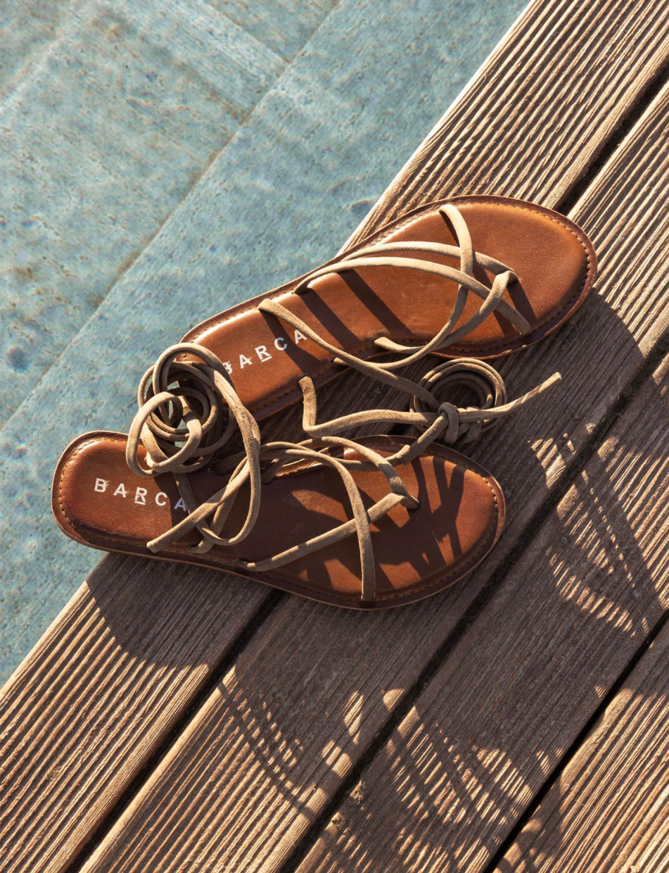 Sandalias de tacón bajo tacón 1 cm beis ante