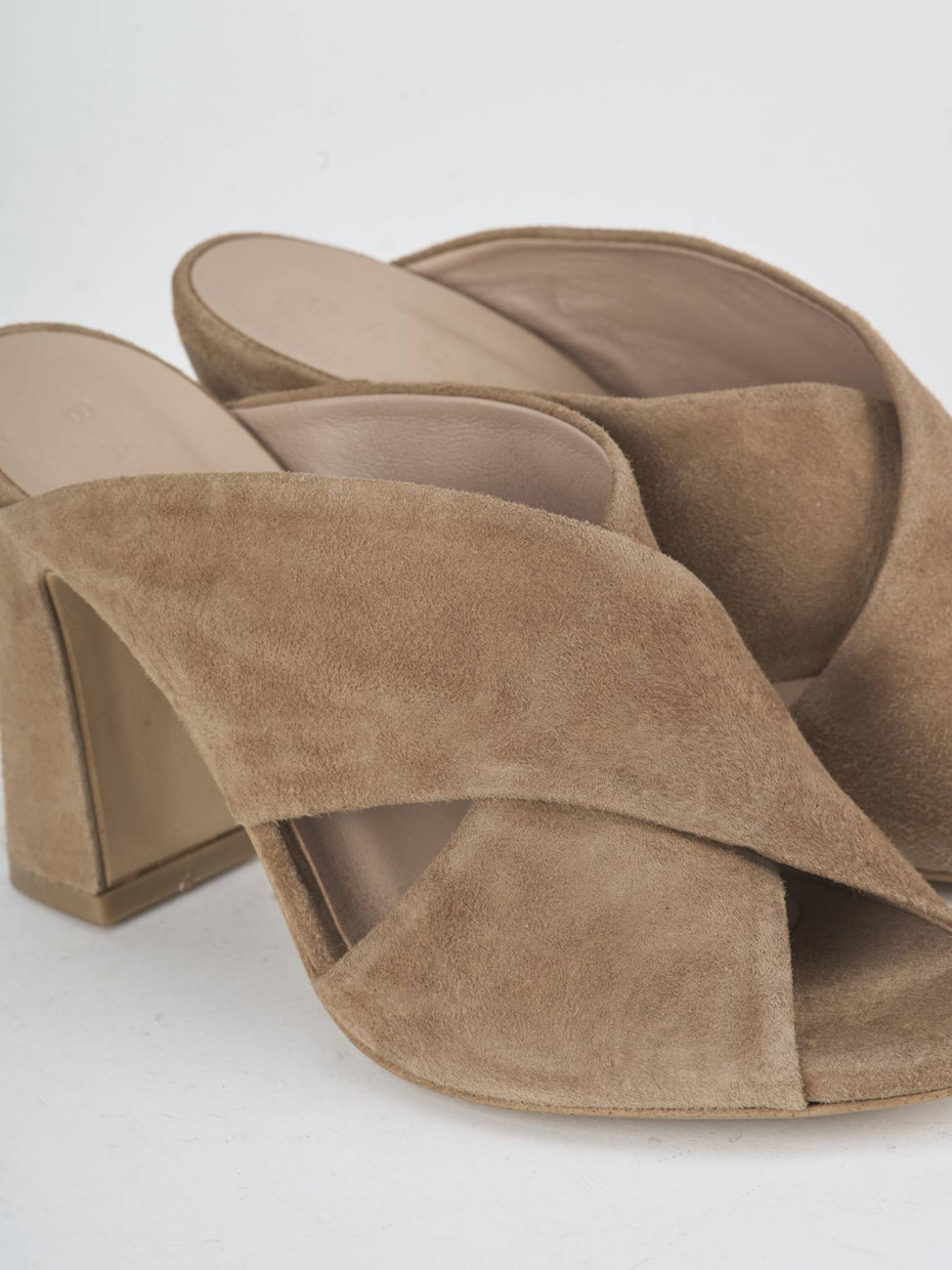 Mules tacón 9 cm marrón ante