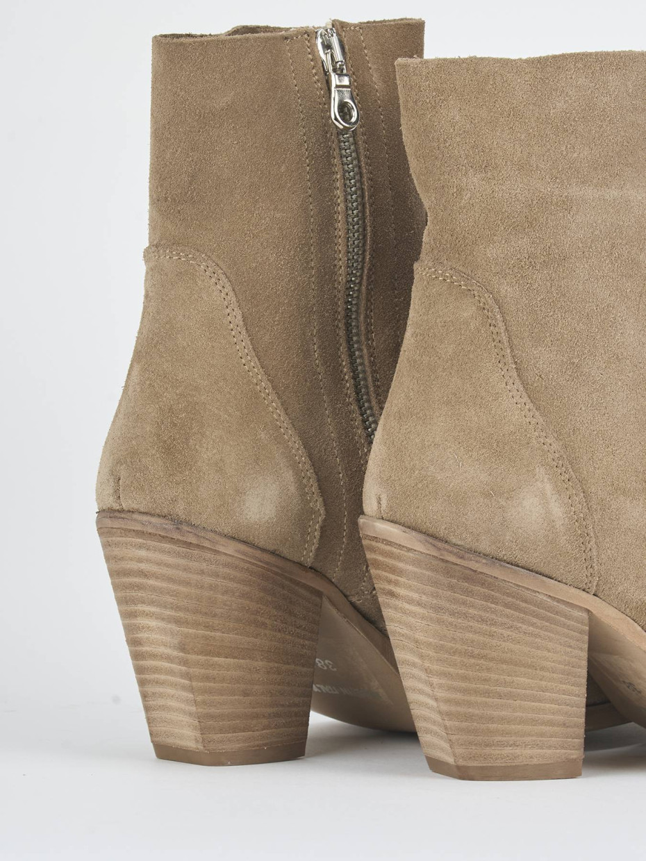 Stivaletti tacco 6cm camoscio beige