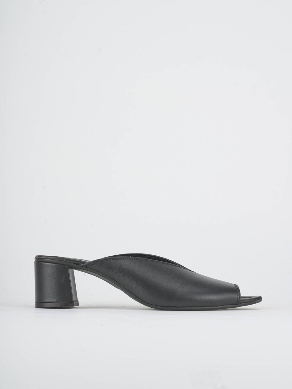 Slippers heel 5 cm black leather